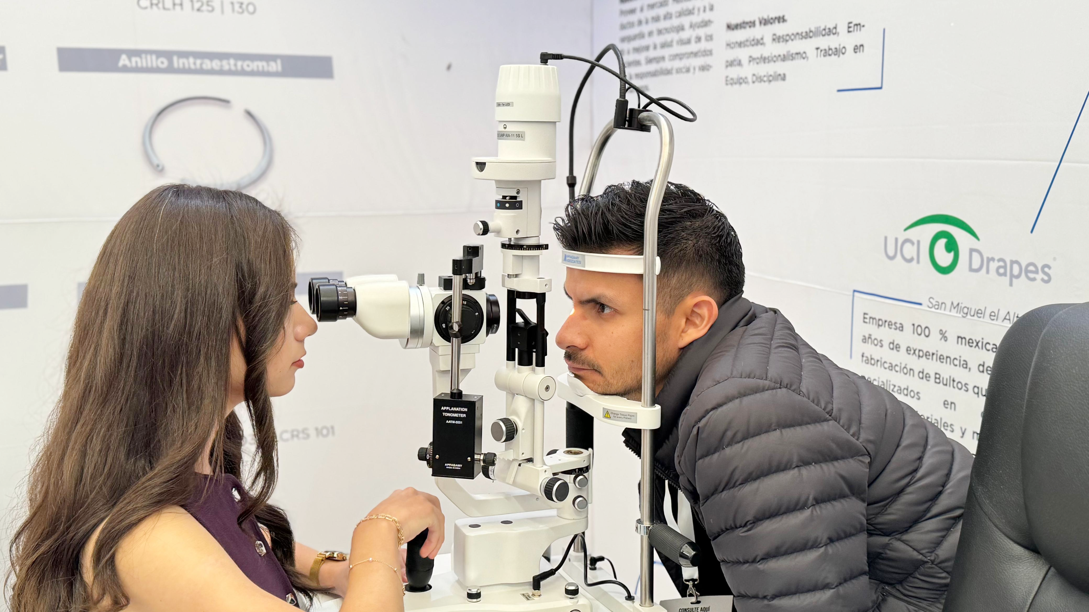 Equipo oftalmológico en uso